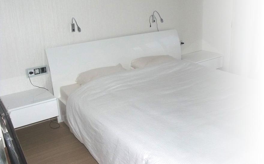 Łóżko z białą pościelą i poduszkami
